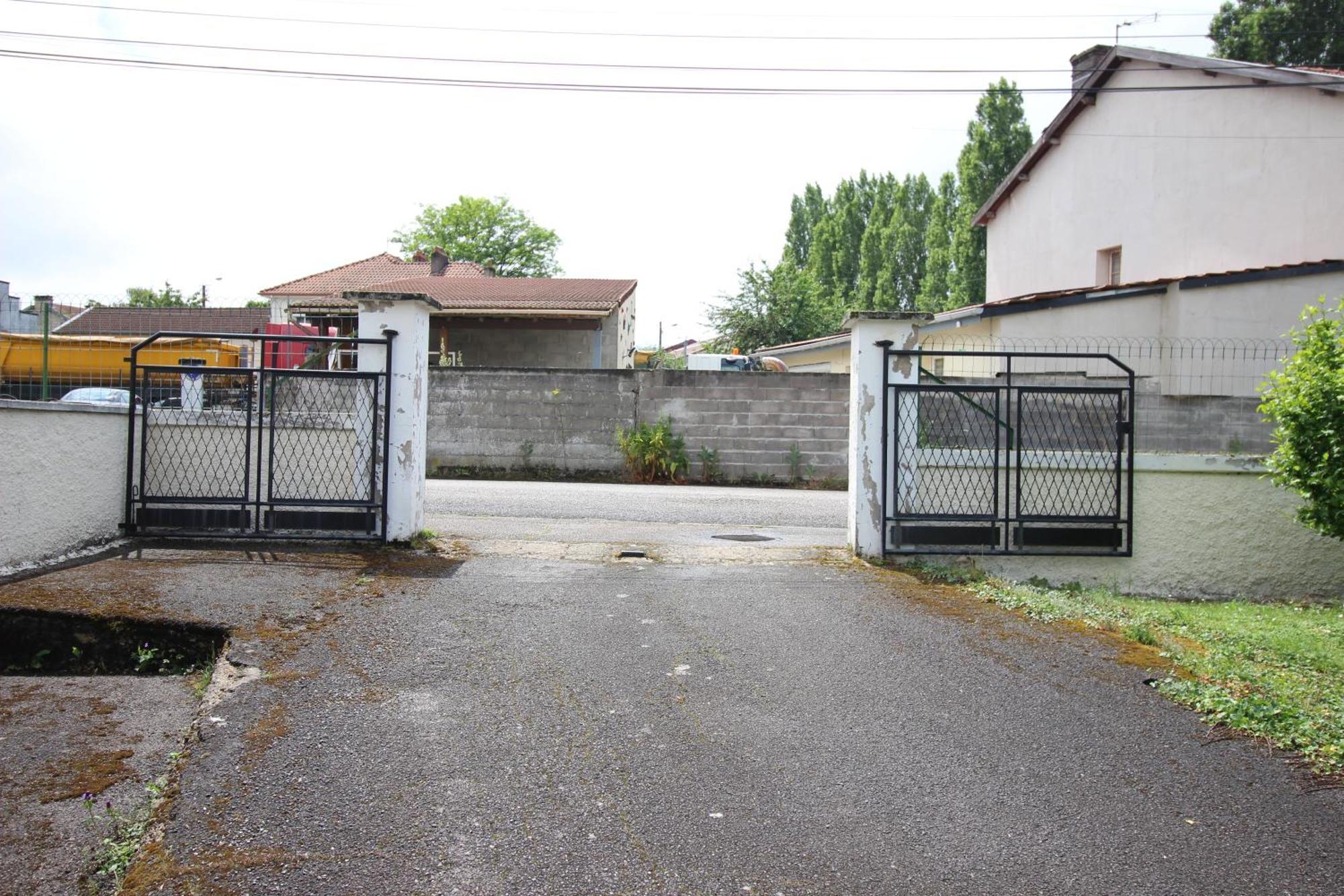 3 Chambres - Tres Grand Jardin Privee - Terrasse Privee - Garage Velo Et Moto - Parking Voiture Privee Dans La Propriete - Gere Par Presta-Zen'Services Thierville-sur-Meuse Εξωτερικό φωτογραφία